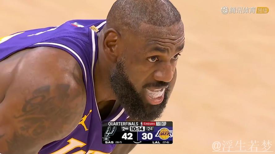 福克斯强突中路迎三人防守高难度上篮得手 福克斯强突中路迎三人防守高难度上篮得手